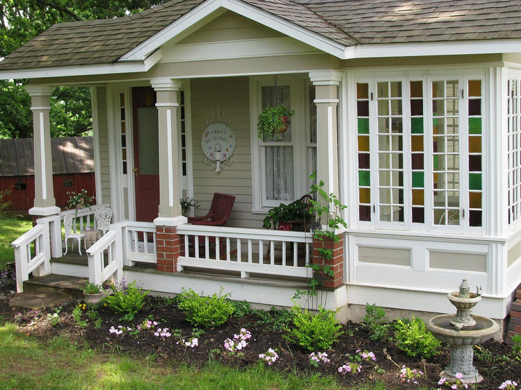 Highly Decorative Beige Lap Siding With White Trim