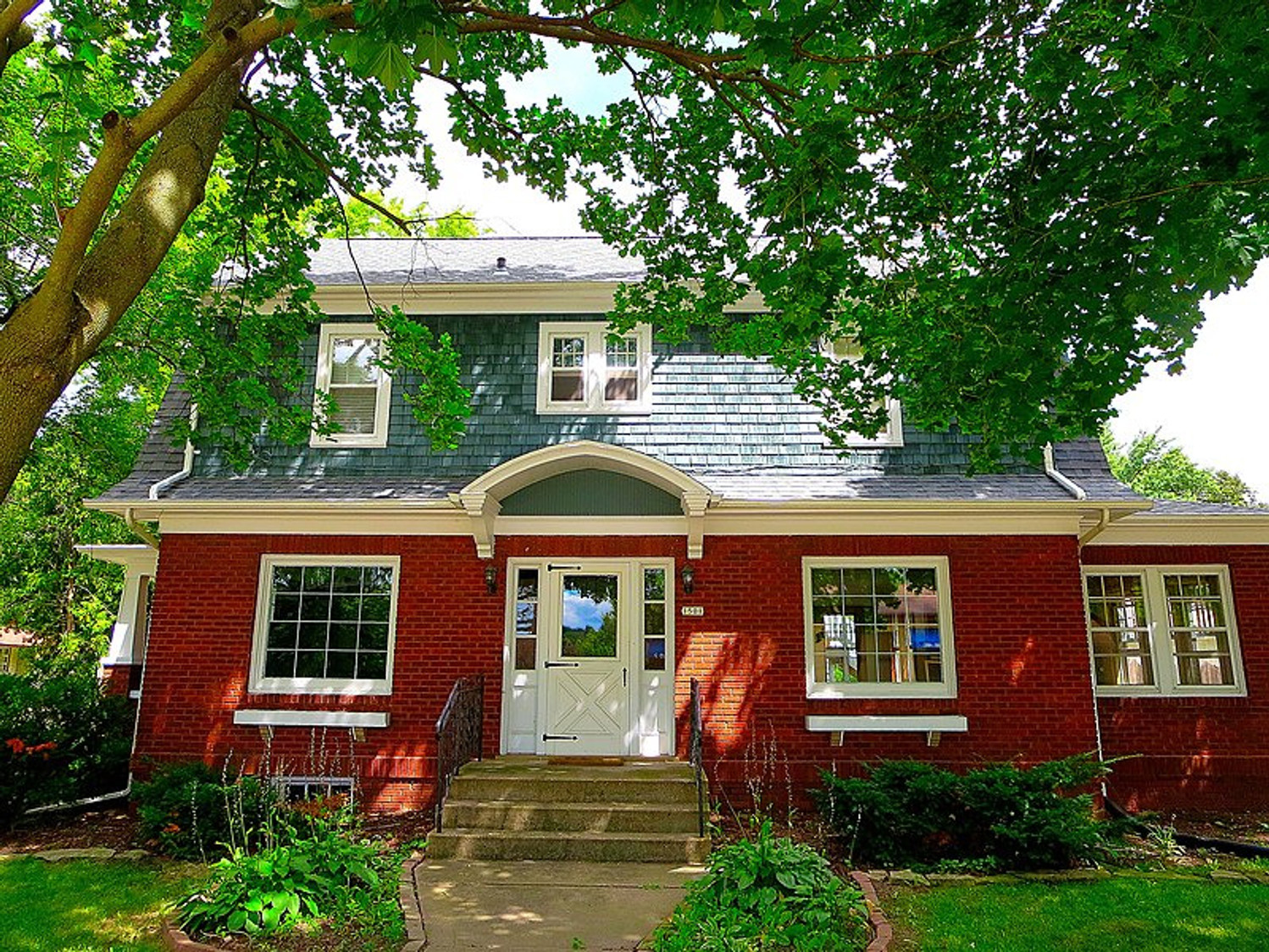 7 Unique Colonial House Siding Ideas for Your House | Allura USA