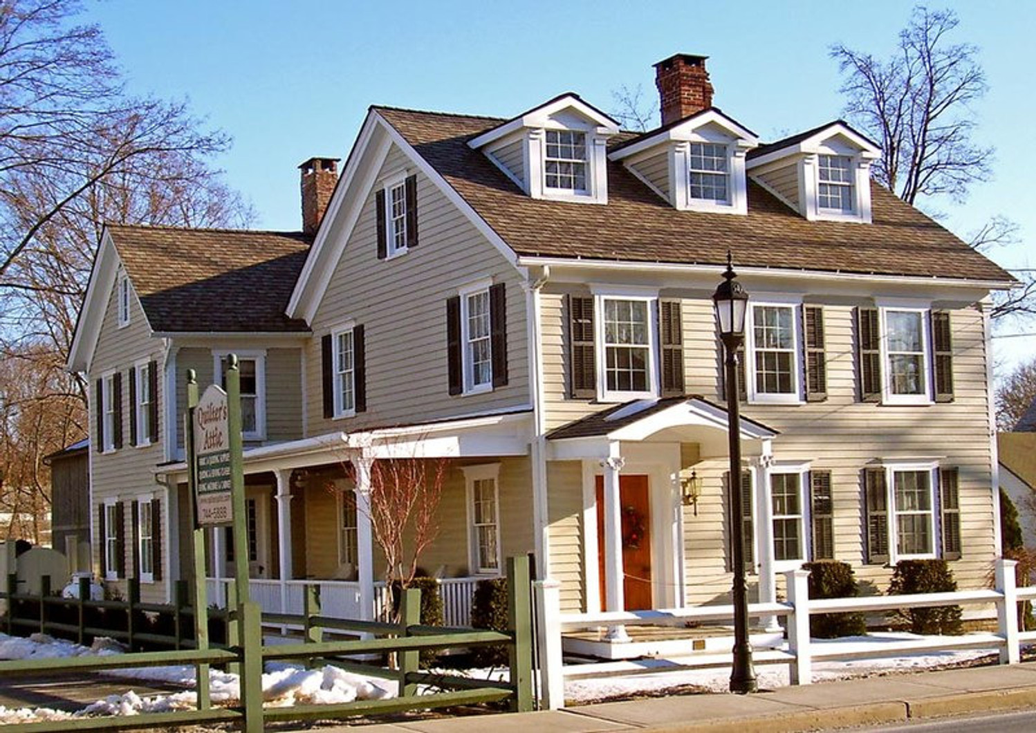 7 Unique Colonial House Siding Ideas for Your House | Allura USA